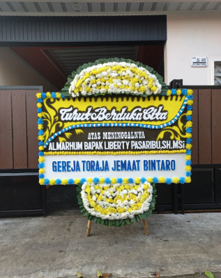 Papan Bunga Duka di Ambalau